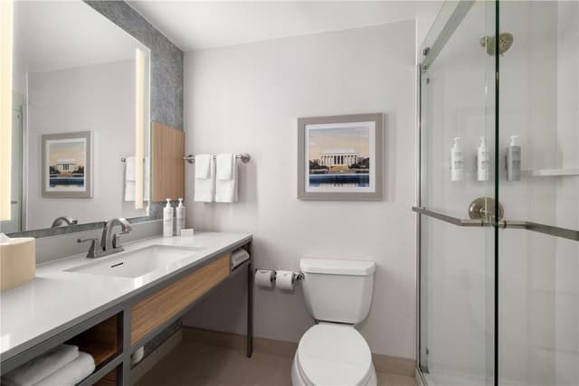 1 KING HEARING ACCESSIBLE ROOM