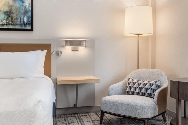 1 KING HEARING ACCESSIBLE ROOM