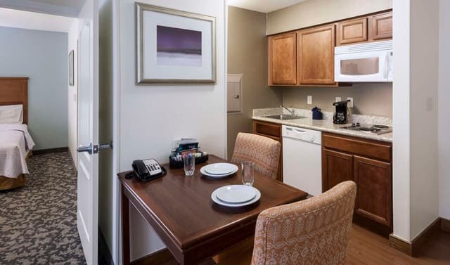 1 KING BED 1 BEDROOM SUITE NONSMOKING