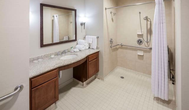 1KING MOBILITY/HEARING ACCESS TUB STUDIO NSMK