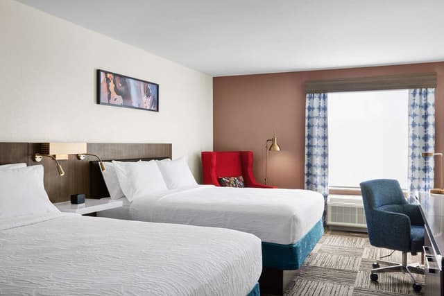 2 QUEEN BEDS