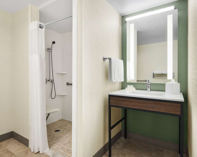 1 KING MOBILITY/HEARING ACCESS W/ RI SHOWER
