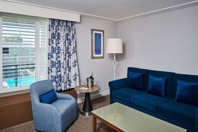 1 KING BED 2 ROOM SUITE - SOFABED