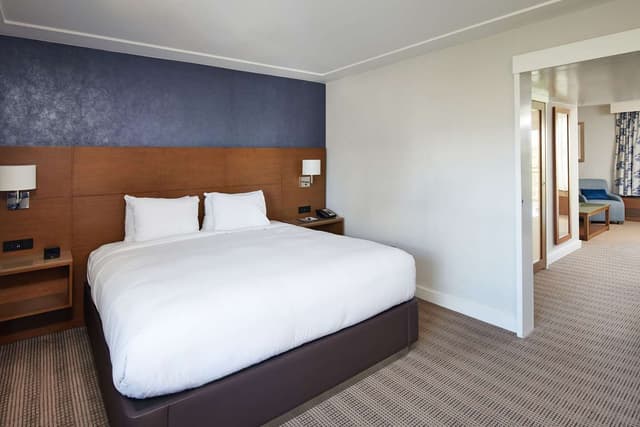1 KING BED 2 ROOM SUITE - SOFABED