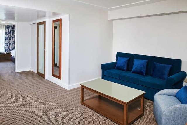 1 KING BED 2 ROOM SUITE - SOFABED