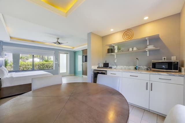 Deluxe Room, 1 King Bed, Kitchenette (Self check-in)