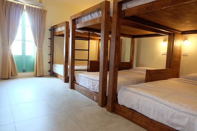 Family Room, 6 Bedrooms