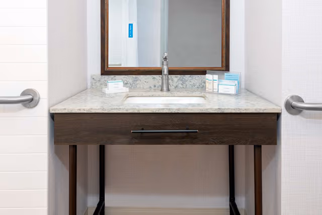 1 KING MOBILITY ACCESS WITH TUB NONSMOKING