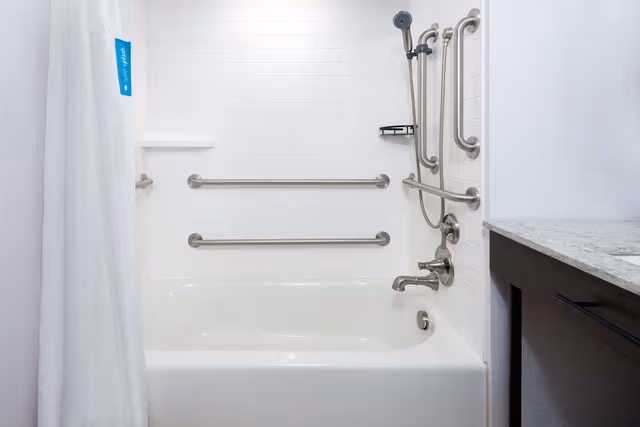 1 KING MOBILITY ACCESS WITH TUB NONSMOKING
