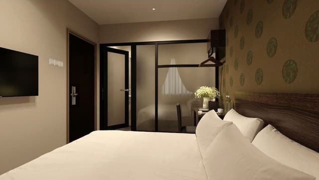 Queen Room with Window