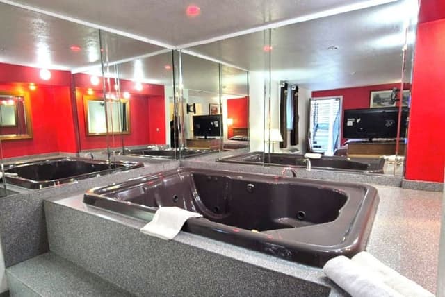 Room, 1 King Bed, Non Smoking (Jetted Tub)