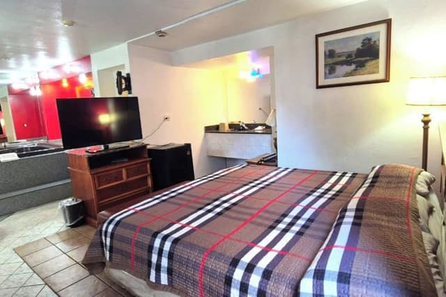 Room, 1 King Bed, Non Smoking (Jetted Tub)
