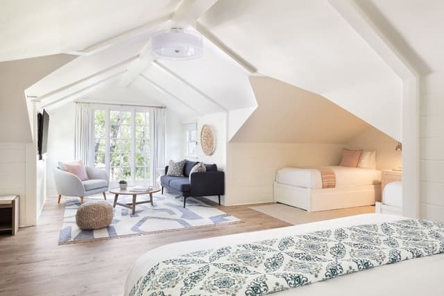 Luxury Studio Suite, Multiple Beds (Upstairs with 1 King Bed& 2 Twin Beds)