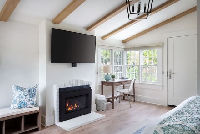 Deluxe Room, 1 King Bed, Patio (Fireplace, Upstairs)