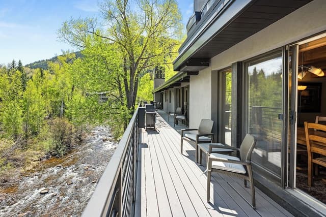 Deluxe Condo, 4 Bedrooms, Balcony, River View (CRF 22)