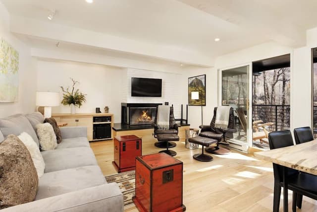 Deluxe Condo, 2 Bedrooms, Balcony, River View (CRF 25)