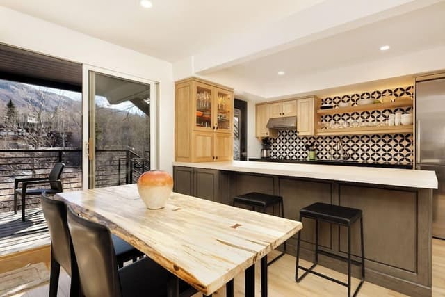 Deluxe Condo, 2 Bedrooms, Balcony, River View (CRF 25)