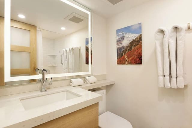 Deluxe Condo, 2 Bedrooms, Balcony, River View (CRF 25)
