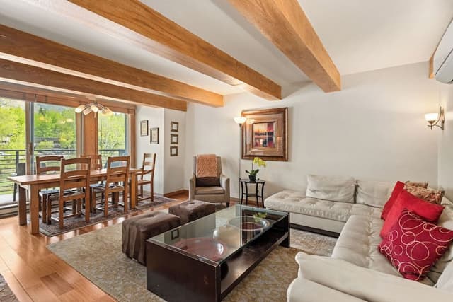 Deluxe Condo, 4 Bedrooms, Balcony, River View (CRF 22)