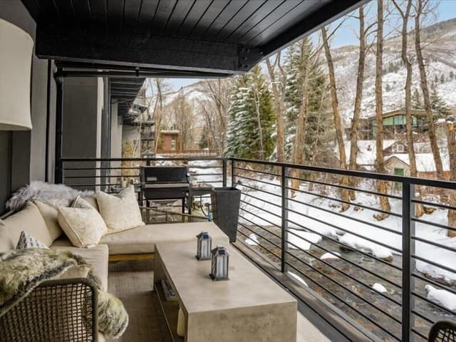 Luxury Condo, 2 Bedrooms, Balcony, River View (CRF 24)