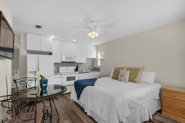 House, Multiple Beds (Beach House of Stress Relief)
