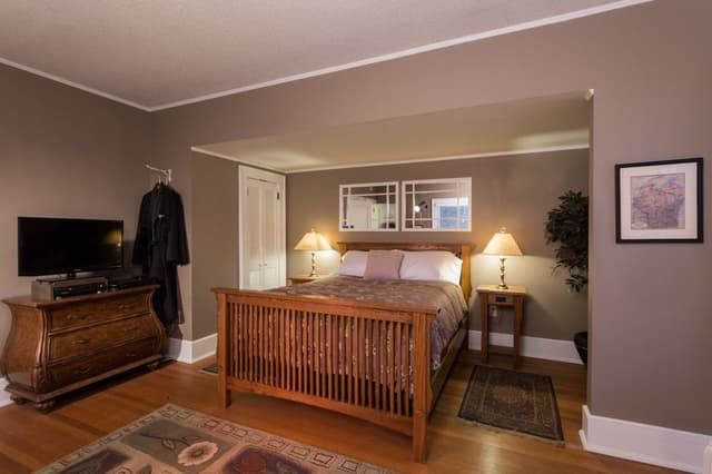 Room, 1 Queen Bed, Private Bathroom (Falhlgren Room with Steam Shower)