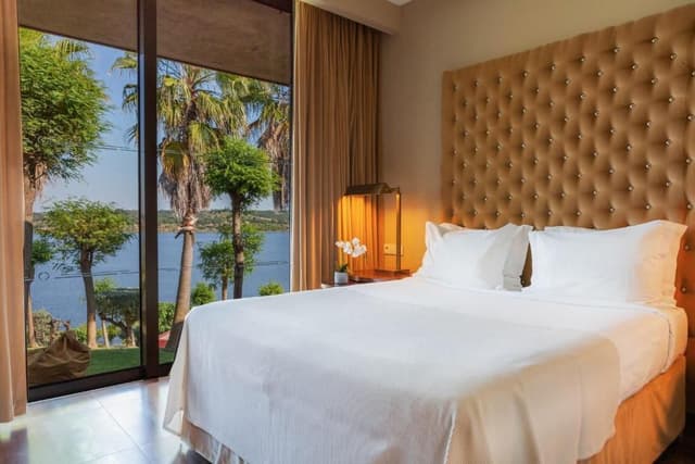 Villa with 3 Room Lake View