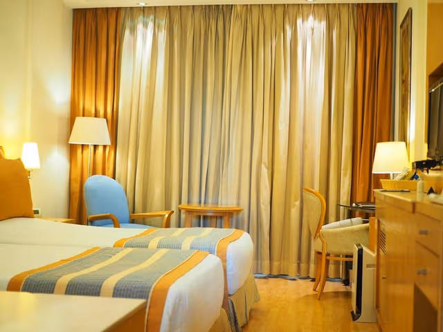 Deluxe Room, 2 Twin Beds, City View