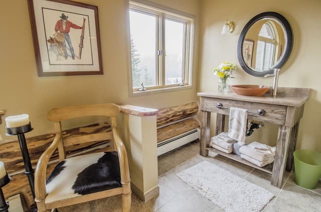 Luxury Room, 1 King Bed, Private Bathroom, Mountain View
