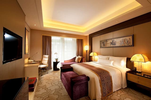 KING HILTON GUESTROOM