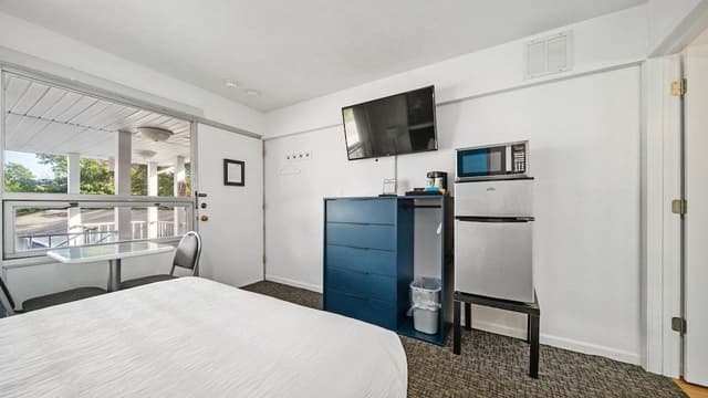 Standard Room, 1 Queen Bed (Upper Floor)