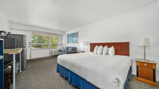 Standard Room, 1 King Bed (Upper Floor)