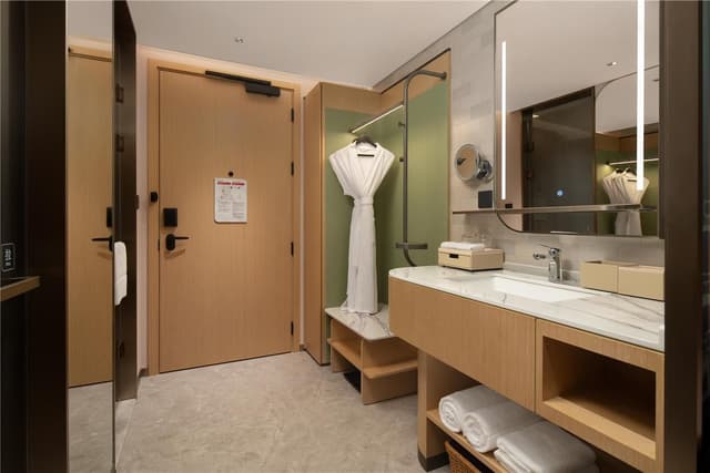 KING GUEST ROOM HIGH FLOOR