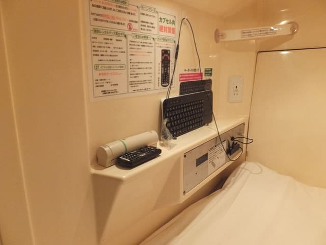 Deluxe Capsule with Bose earphones and PC (No Tattoos)