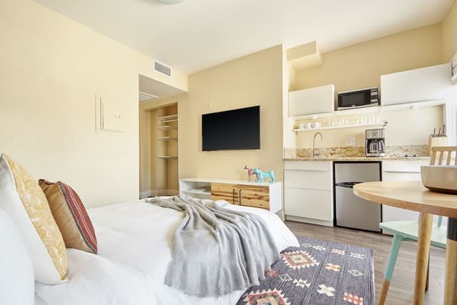 Deluxe Studio, 1 Queen Bed (Self Check-in with Virtual Front Desk)