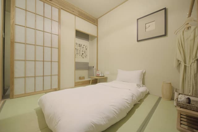 Business Single Room without Window