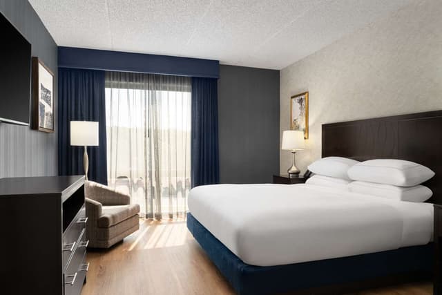 1 KING BED 2 ROOM SUITE-NONSMOKING