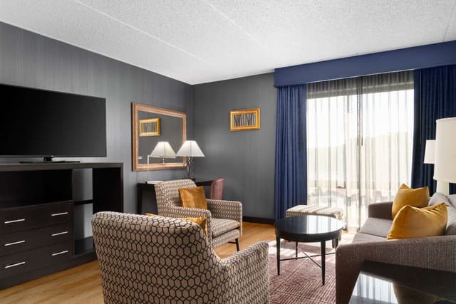1 KING BED 2 ROOM SUITE-NONSMOKING