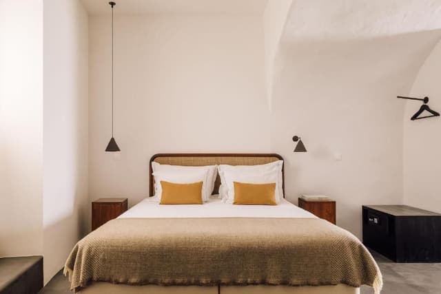 UNIQUE SUITES