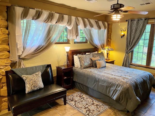 Standard Double Room, Ensuite (Magnolia)