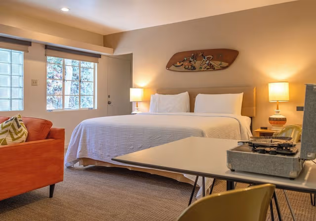 Luxury Suite, Poolside
