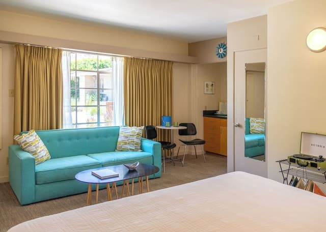 Room, 1 King Bed, Poolside