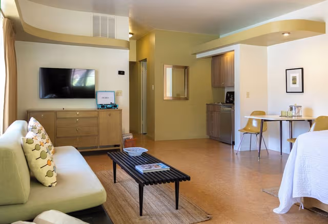 Suite, Poolside