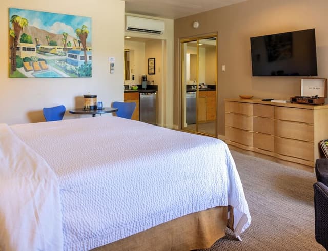 Room, 1 King Bed, Poolside