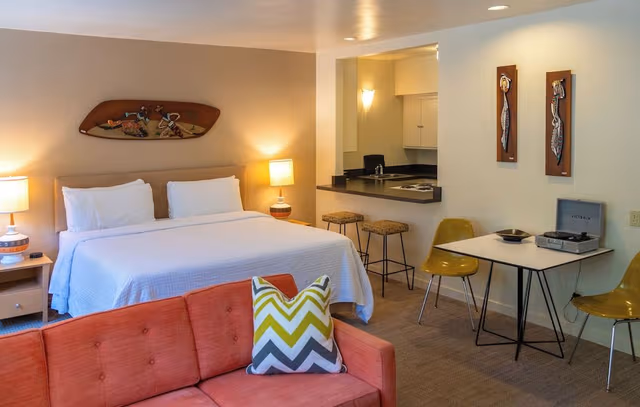 Luxury Suite, Poolside