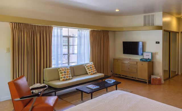 Suite, Poolside