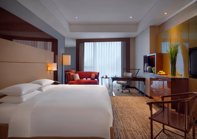 1 King Bed with Club Access