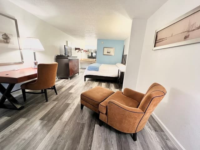 Basic Single Room, 1 King Bed