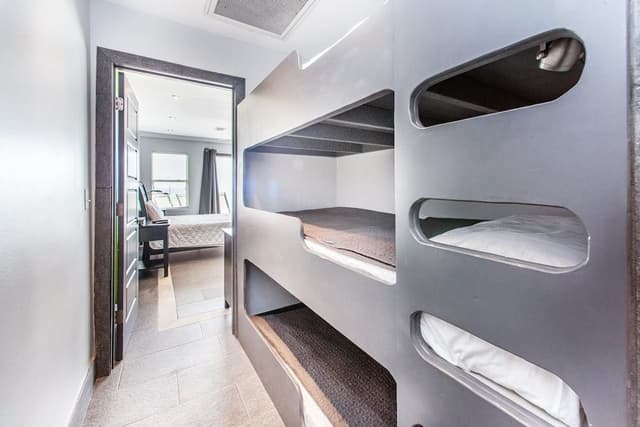 House, Multiple Beds (Klaus House 1)