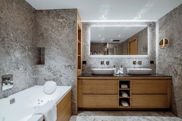 Suite (Annapurna)